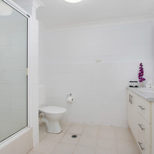 Cairns City Palms Superior Two Bedroom Apartment Bathroom